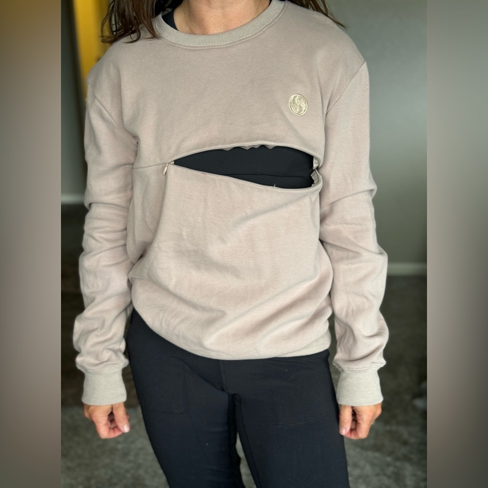 Breastfeeding hoodie with zipper pocket for feeding